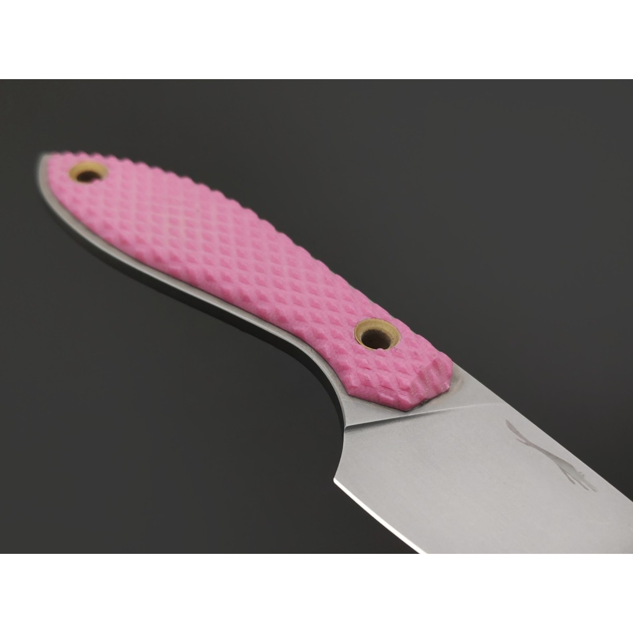 Волчий Век нож МасичЬка сталь 95Х18 WA стоунвош, рукоять G10 pink, латунь