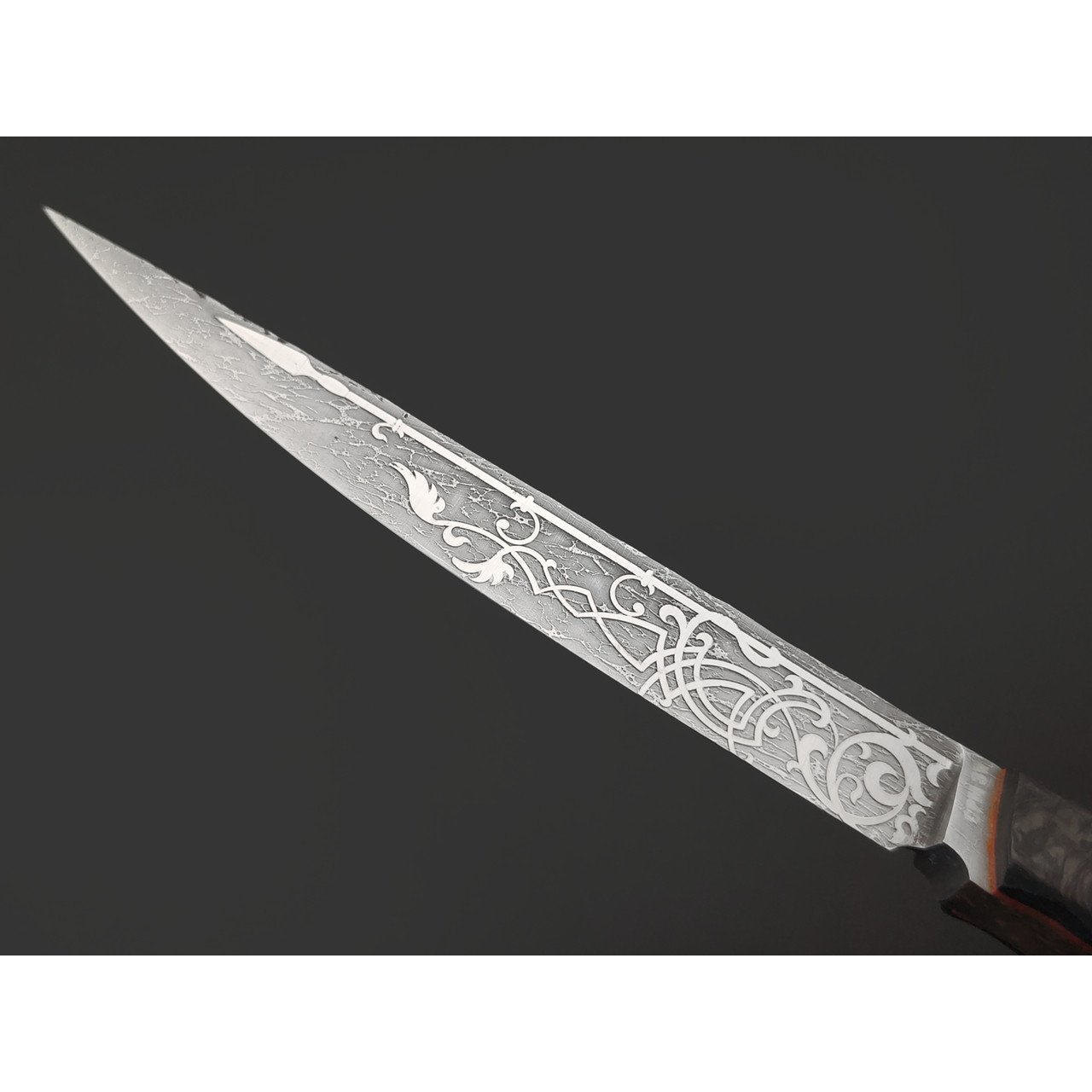 Neyris Knives нож Akus-B 8 мм сталь CPM 3V худ. травление, рукоять Карбон хаотик, G10 красный/