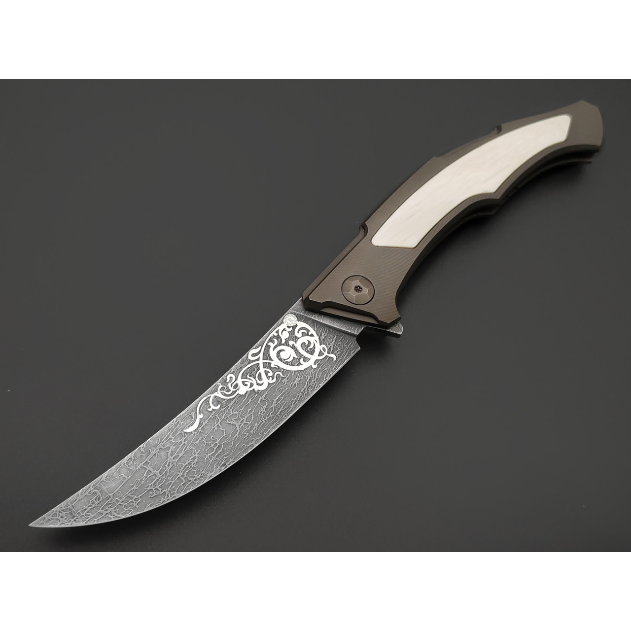 Neyris Knives складной нож Перс №3 сталь Magnacut худ. травление, рукоять Титан, бивень мамонта.