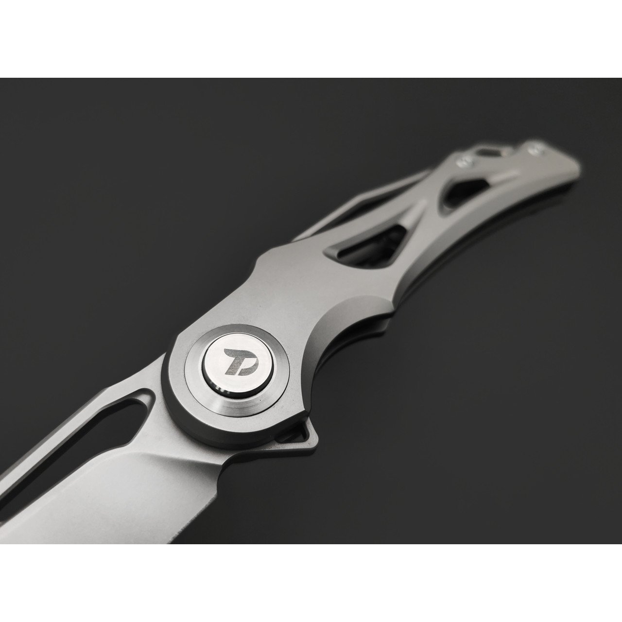 Dr.Tech складной нож Drifter D3665G сталь M390, рукоять Титан TC4 серый