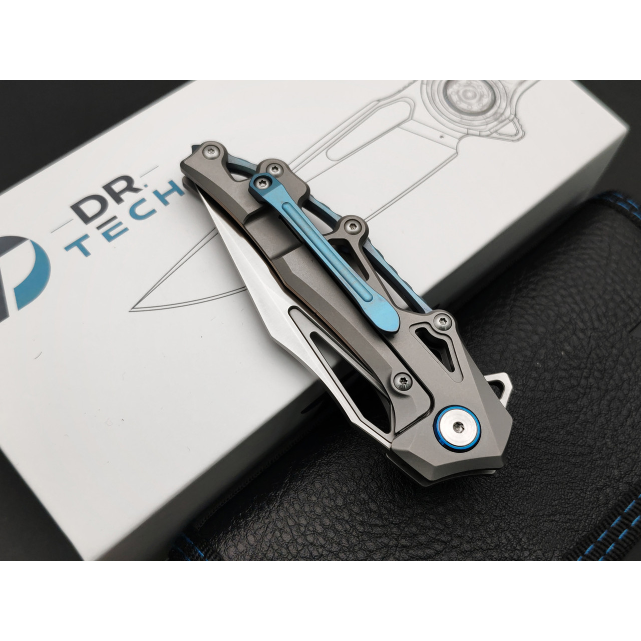 Dr.Tech складной нож Marin D9393G сталь M390, рукоять Титан TC4 серый, карбон чёрный
