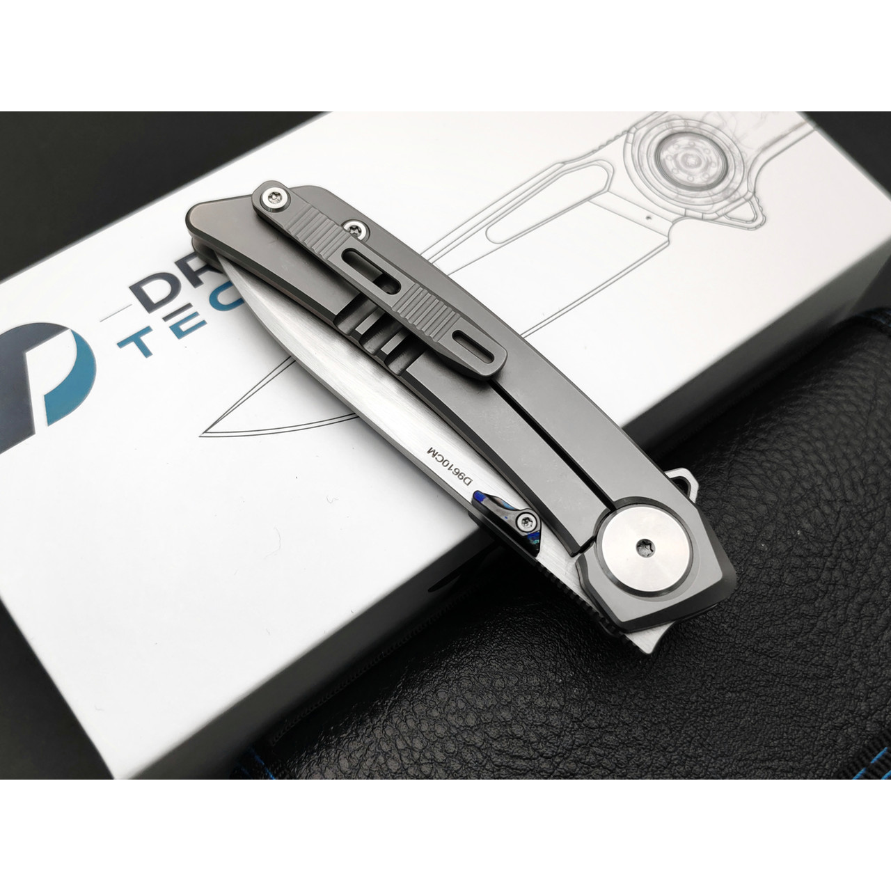 Dr.Tech складной нож Vindex Pro D9610CM сталь M390, рукоять Титан TC4, карбон