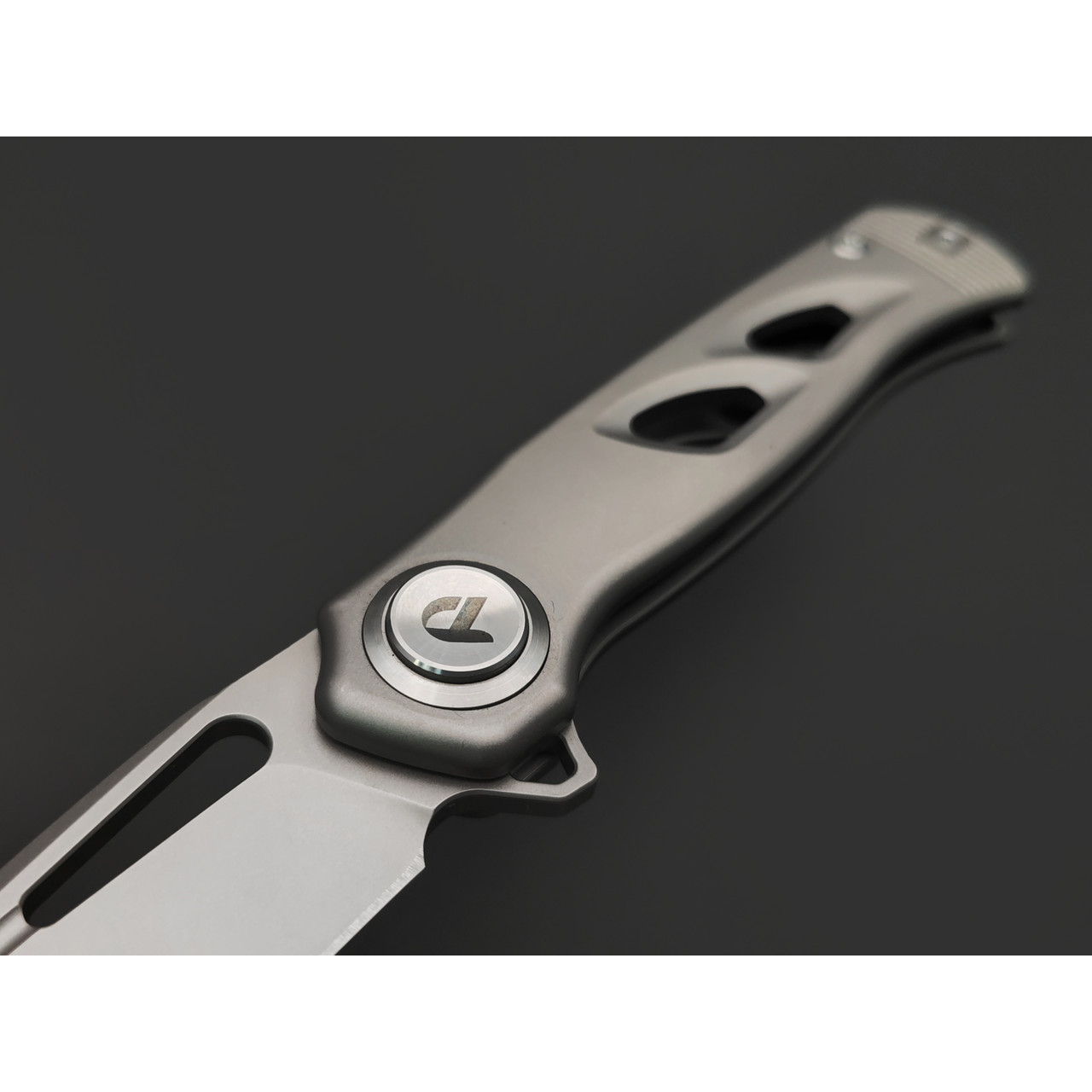 Dr.Tech складной нож Specter D4260G сталь M390, рукоять Титан TC4 серый