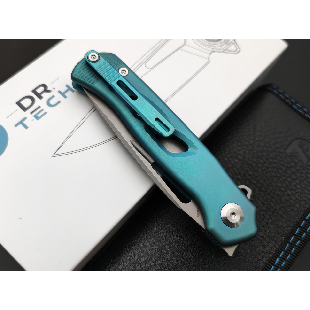 Dr.Tech складной нож Specter D4260BL сталь M390, рукоять Титан TC4 синий