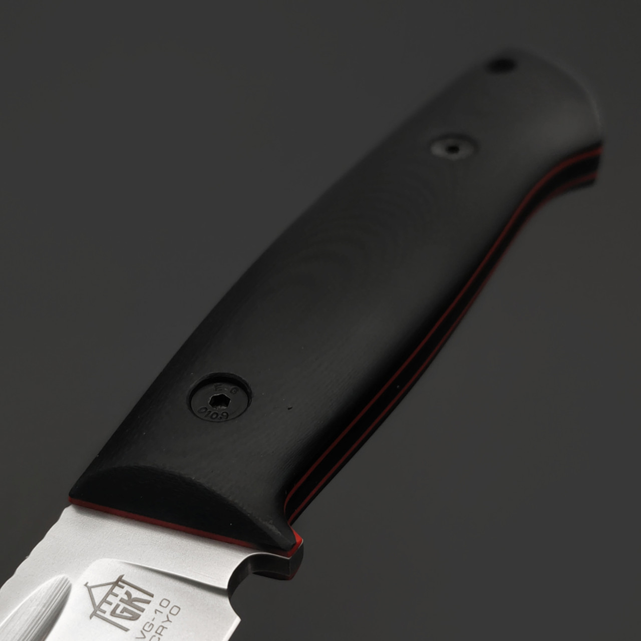 Град Горький нож Тигр сталь VG-10, рукоять G10 чёрный с красным, винты