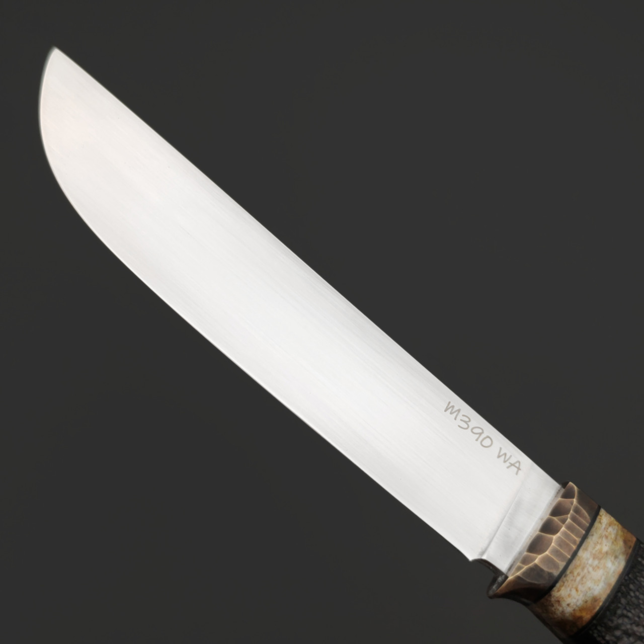 Волчий Век нож Слонёнок Custom, сталь M390 WA продольный сатин, рукоять граб, стаб. Кость жирафа, латунь, бронза