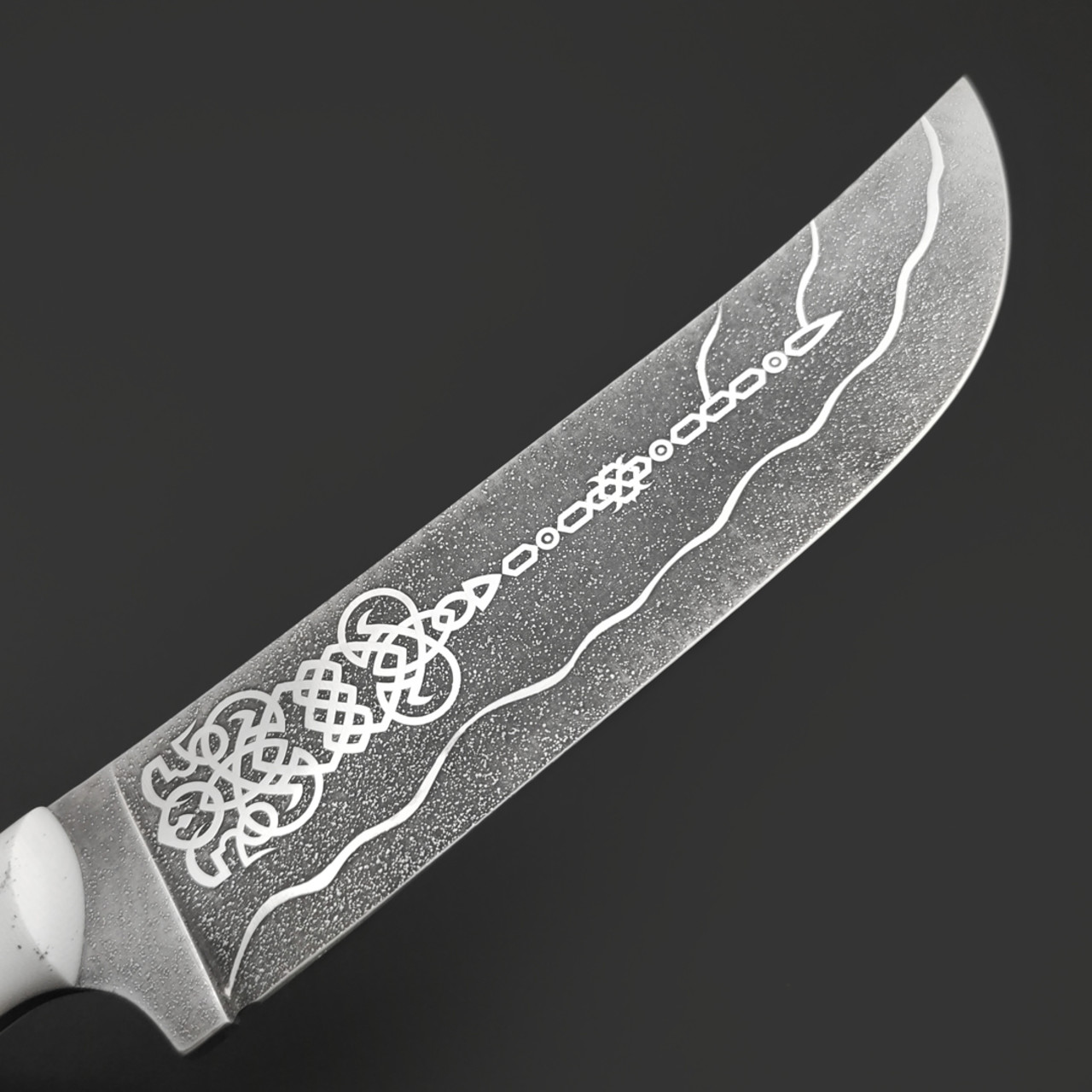 Волчий Век нож Пчак Custom сталь N690 WA, худ. травление, рукоять G10 белый, пины карбон