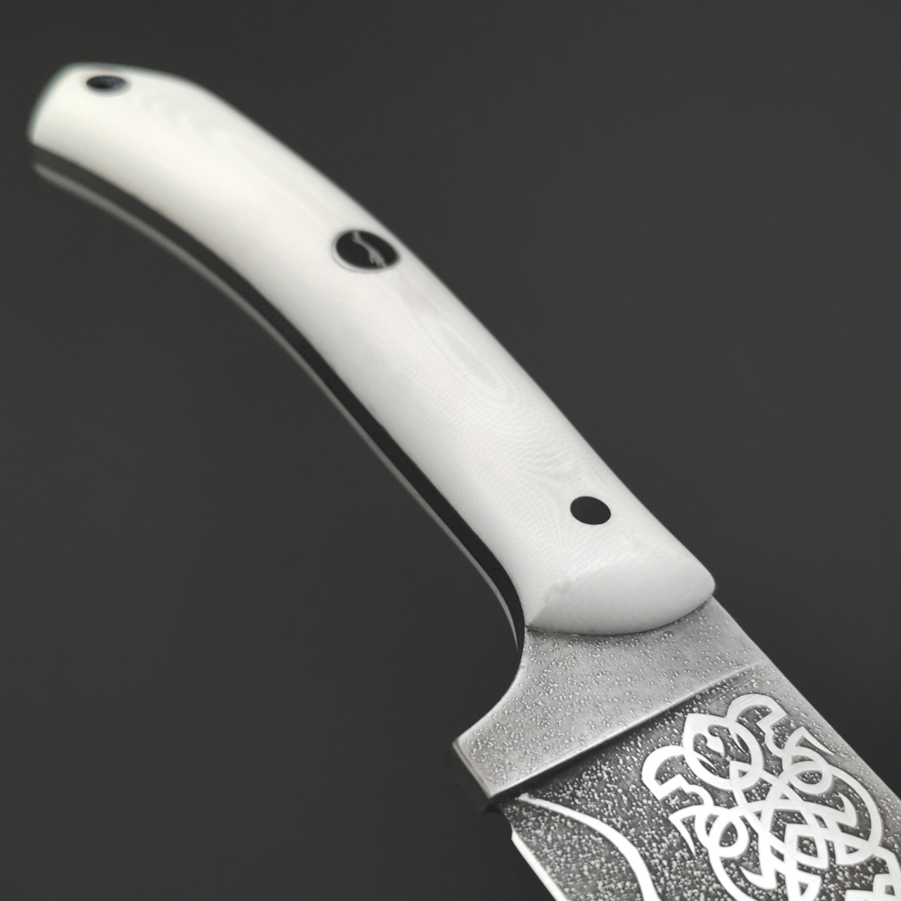 Волчий Век нож Пчак Custom сталь N690 WA, худ. травление, рукоять G10 белый, пины карбон
