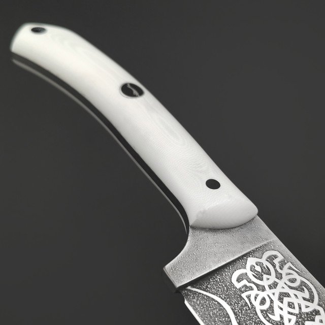 Волчий Век нож Пчак Custom сталь N690 WA, худ. травление, рукоять G10 белый, пины карбон