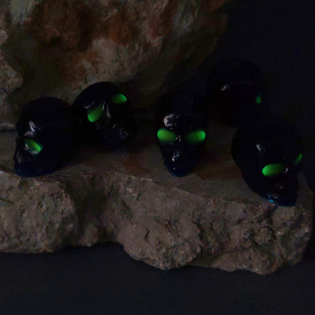 КТО! бусина Череп dark blue, Глаза - люминофор green