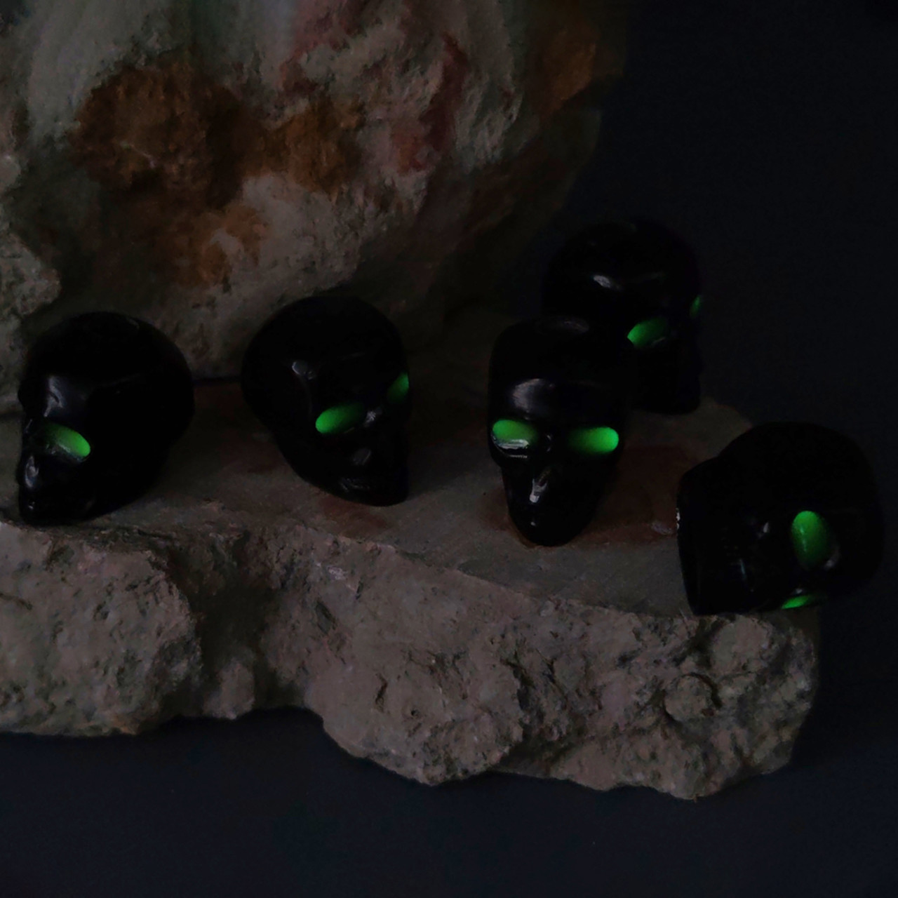 КТО! бусина Череп black, Глаза - люминофор green