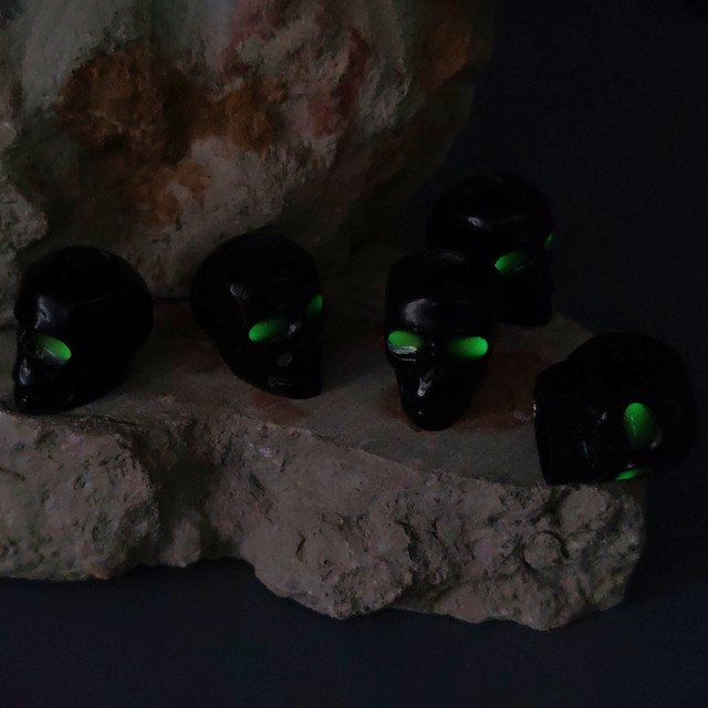 КТО! бусина Череп black, Глаза - люминофор green