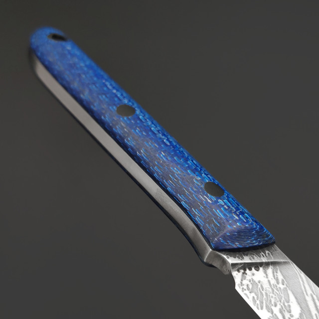 Богдан Гоготов нож NBG-117 сталь PGK худ. травление, рукоять Blue Twill, пины карбон