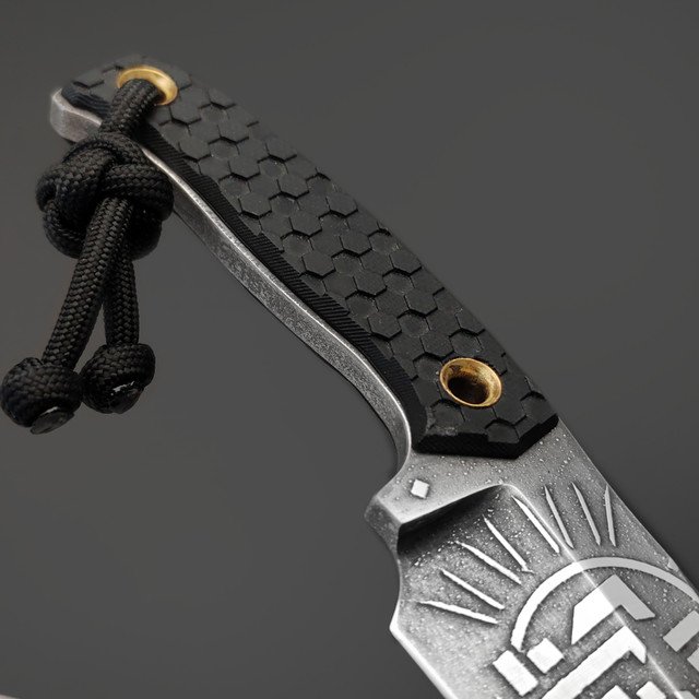 Волчий Век нож Армагеддон 2.0 EDC кастом, сталь 95x18 WA худ. травление, рукоять G10 черный, латунь