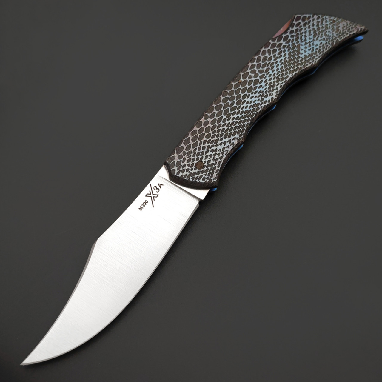 X Тату нож складной Модель X3 "Рептилия", сталь M390, рукоять Титан с гравировкой и анодированием