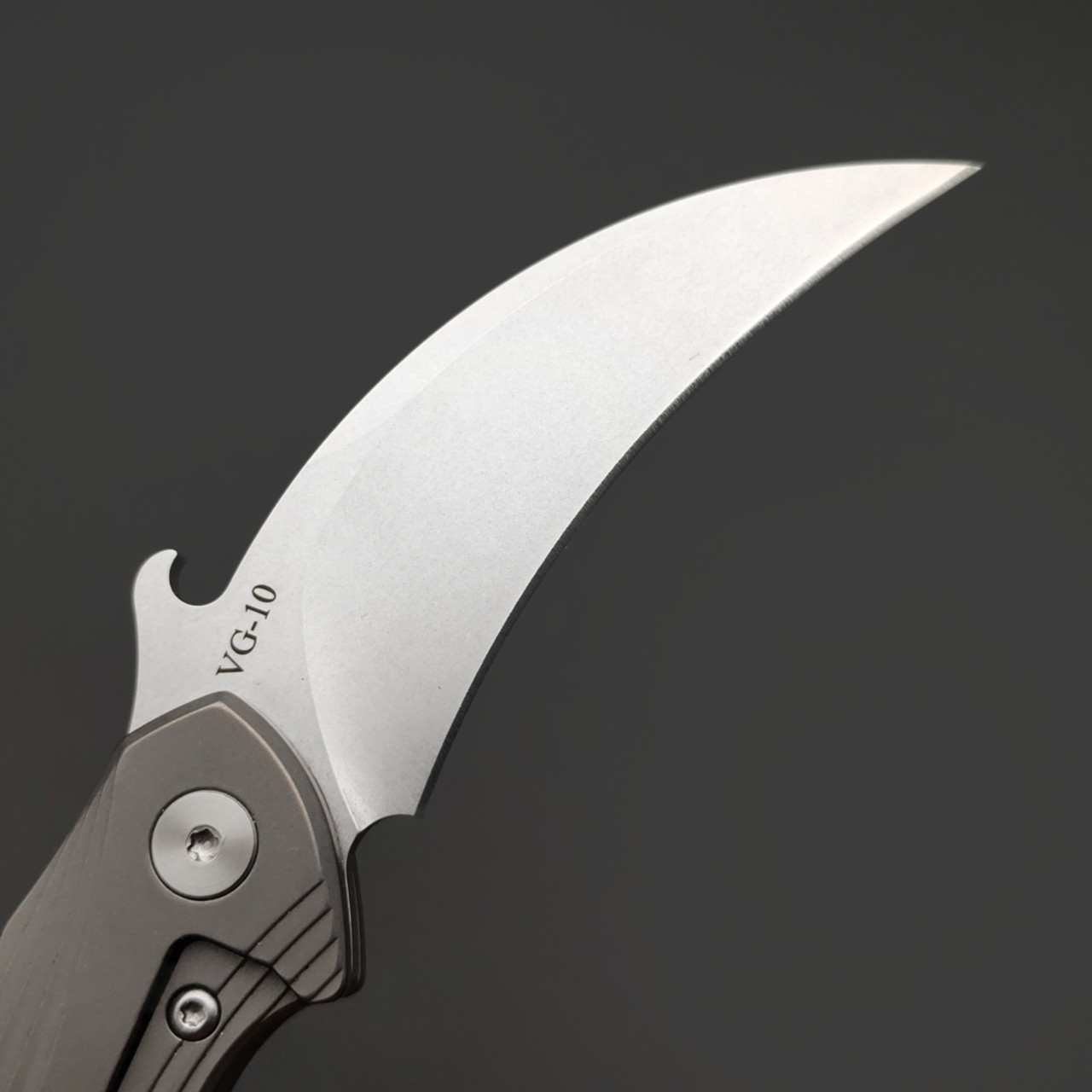 Alpha Miu складной нож Urban Talon RD сталь VG-10 стоунвош, рукоять Титан TC4 серый, карбон хаотик красный
