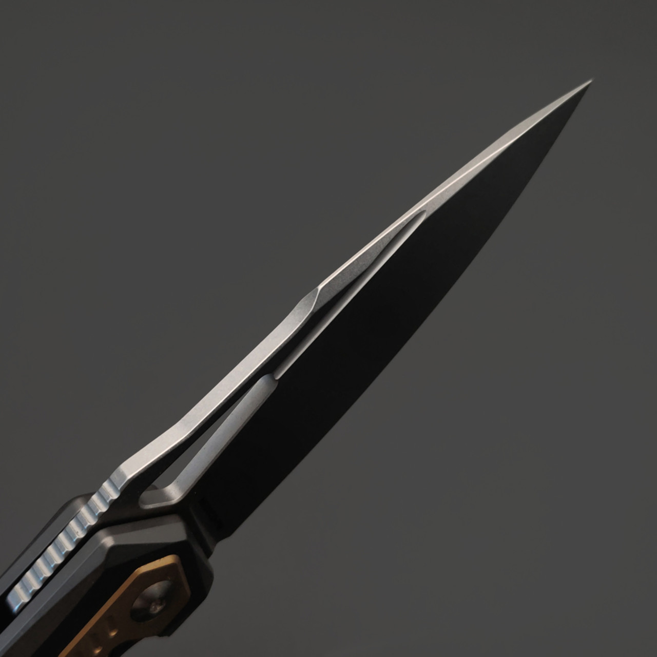 Alpha Miu складной нож Swift GG сталь VG-10 стоунвош, рукоять Титан TC4 серый с золотистым